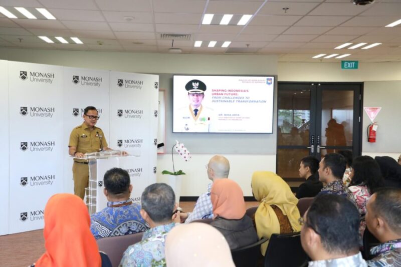 Wamendagri Bima Arya saat memberikan Keynote Speech pada The International Urban - Benchmarking Workshop di Monash University Indonesia, Kabupaten Tangerang, Banten, Senin (29/9/2025).