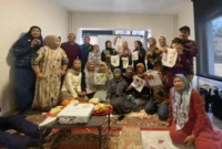 Dosen Fakultas Ekonomi dan Bisnis (FEB) UMY, Dr. Diah Setyawati Dewanti, S.E., M.Sc., Ph.D., memperkenalkan seni ramah lingkungan ecoprint kepada Komunitas Gelin Indonesia Ankara dalam sebuah lokakarya di ruang pertemuan KBRI Ankara, Turki, Minggu (26/10/2025). (Dok UMY)