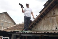 Wali Kota Yogyakarta Hasto Wardoyo menurunkan genteng tanda bedah rumah dimulai. (Dok Pemkot)