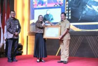 Menteri Dalam Negeri (Mendagri) Muhammad Tito Karnavian menerima penghargaan Outstanding Public Service Innovations (OPSI)