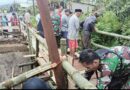 Danramil 0105 Mandalawangi dan Pemdes Sinarjaya Bangun Jembatan Darurat