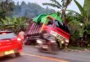 Truk Pakan Ayam Alami Kecelakaan Tunggal di Jalan Lintas AMD