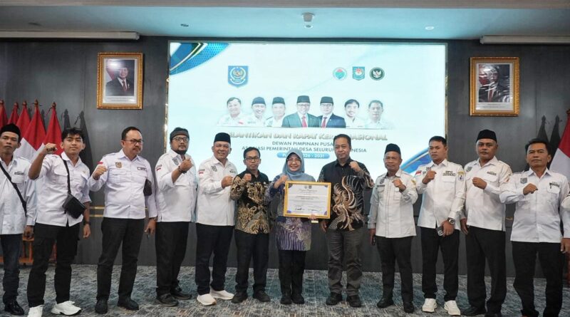 Kemendesa PDT Anugerahkan Penghargaan kepada Bupati Pandeglang atas Komitmen Percepatan Pembangunan Desa Kemendesa PDT Anugerahkan Penghargaan kepada Bupati Pandeglang atas Komitmen Percepatan Pembangunan Desa