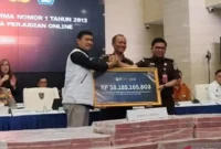 Direktorat Tindak Pidana Siber Bareskrim Polri menyerahkan uang senilai Rp58,1 miliar hasil eksekusi aset perkara judi online kepada Kejaksaan Agung di Gedung Bareskrim Polri Jakarta, Kamis (5/3/2026)