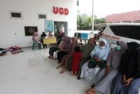 Warga Pidie Jaya antre untuk mendapat fasilitas kesehatan pascabencana banjir.