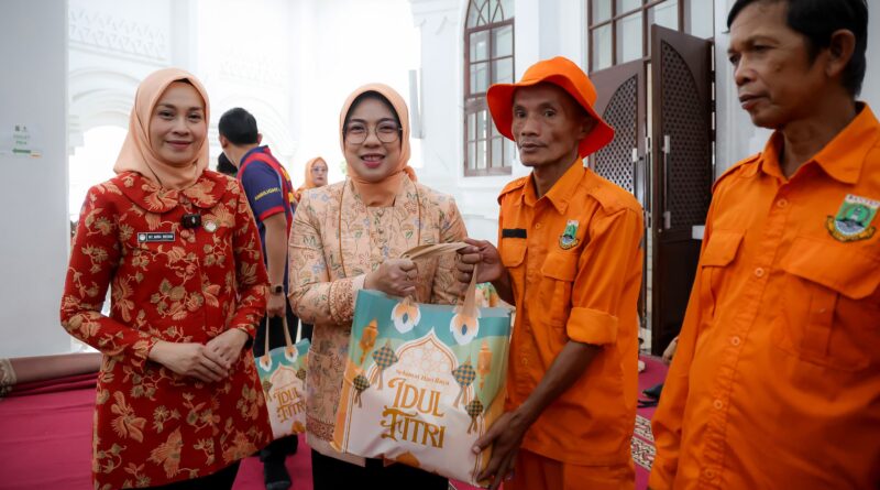 DWP Banten Salurkan Bantuan Sembako untuk Petugas Kebersihan di Kawasan KP3B