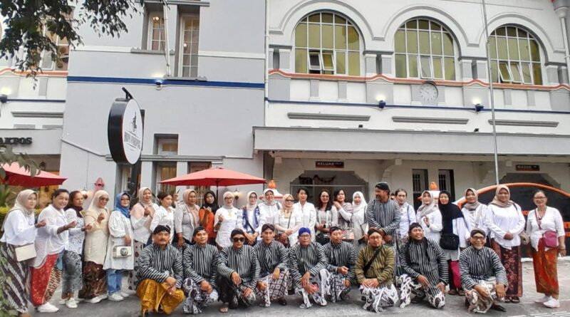 Syiar Budaya di Titik Nol Jogja, Komunitas Surjan dan Kebaya Kenalkan Adab kepada Generasi Muda