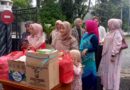 Puluhan Istri Anggota DPRD Pandeglang Turun ke Jalan Bagikan Takjil