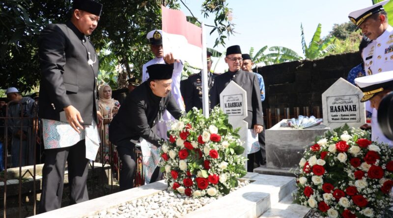 Pemkot Bekasi Kenang Jasa M. Hasibuan melalui Prosesi Penyematan Helm Pahlawan