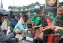 Dandim Wonosobo Pimpin Langsung Aksi Berbagi Takjil di Depan Makodim