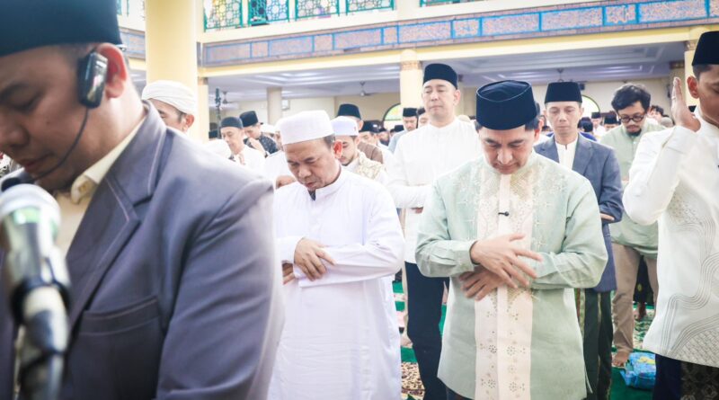 Suasana Haru Idulfitri di Pandeglang, Wagub Banten Berbaur dan Bersalaman dengan Warga