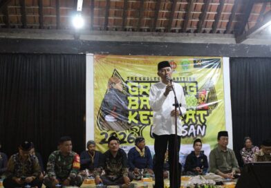 Gunungan Ketupat Diperebutkan Warga, Tradisi Garebeg Berlangsung Meriah