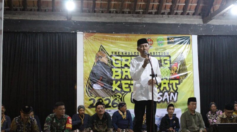 Gunungan Ketupat Diperebutkan Warga, Tradisi Garebeg Berlangsung Meriah