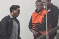 Bupati Tulungagung Sunu Wibowo digiring petugas menuruni tangga di lobi Gedung KPK.