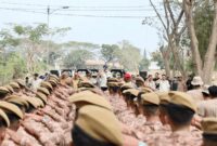 Mendagri Tito Karnavian saat memimpin apel Praja IPDN yang membantu pembersihan lumpur di Aceh Tamiang