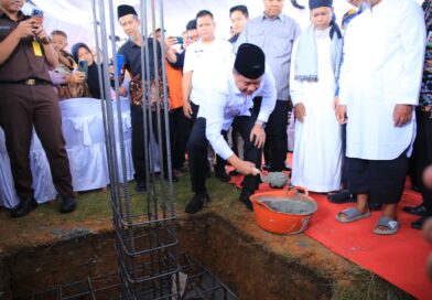 Masjid Baitul Huda Dibangun, Cik Ujang Serahkan Bantuan Material