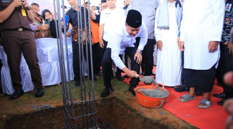 Masjid Baitul Huda Dibangun, Cik Ujang Serahkan Bantuan Material