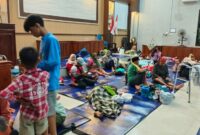 PENGUNGSI-Sejumlah warga beraktivitas di Aula Kecamatan Guntur, yang menjadi lokasi pengungsian atas dampak banjir di wilayah Kabupaten Demak, Jawa Tengah, Sabtu (4/4). (Foto BPBD Kabupaten Demak).