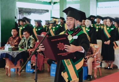 Ratusan Wisudawan UWM Dikukuhkan, Didorong Tingkatkan Daya Saing Global Ratusan Wisudawan UWM Dikukuhkan, Didorong Tingkatkan Daya Saing Global