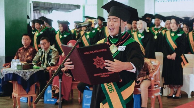 Ratusan Wisudawan UWM Dikukuhkan, Didorong Tingkatkan Daya Saing Global Ratusan Wisudawan UWM Dikukuhkan, Didorong Tingkatkan Daya Saing Global
