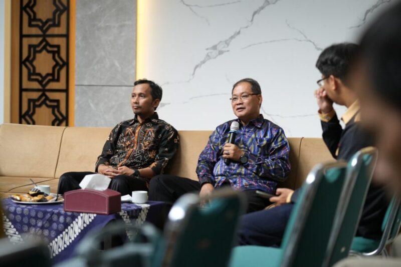 Rektor UMY didampingi Sekretaris Universitas saat memaparkan isu strategis PTN dan PTS kepada rekan media di UMY, Rabu (22/4/2026)