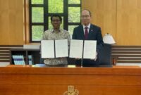 Wakil Rektor UMY bersama President Kyung Hee University menandatangani kerja sama akademik di Seoul, Korea Selatan