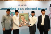 Peluncuran buku 'Teladan Sang Menteri' ditandai dengan penandatanganan mockup sampul serta penyerahan buku secara simbolis oleh Menteri Agama Nasaruddin Umar. (Humas Kemenag)