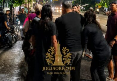 Pria Agresif Bawa Sajam Diamankan Massa di Tengah Keramaian Jalan Cokroaminoto