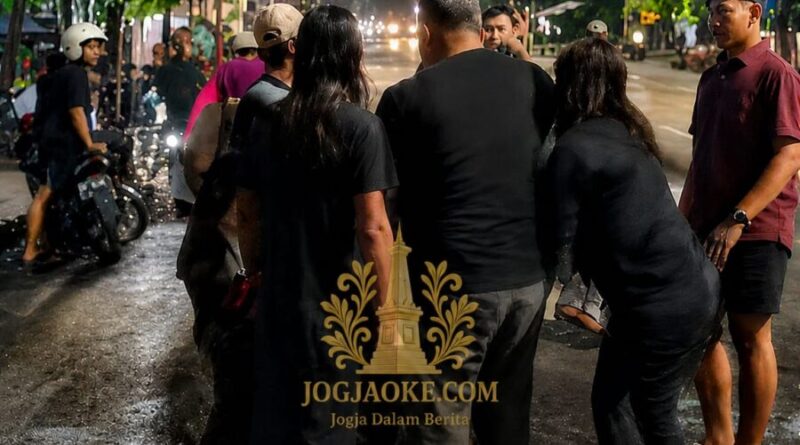 Pria Agresif Bawa Sajam Diamankan Massa di Tengah Keramaian Jalan Cokroaminoto