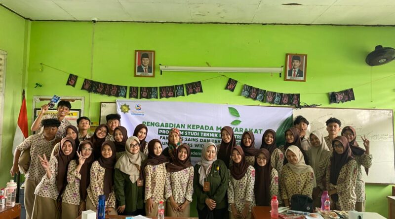 Teknik Industri UWM Dorong Pelajar Kreatif melalui Pelatihan AI dan Pengolahan Limbah