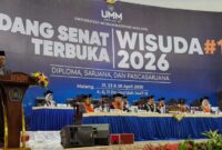PEMBICARA-Akhmad Sugiharto, ST, MT, Sekda Demak saat menjadi pembicara dihadapan ribuan Wisuda ke-121 Universitas Muhammadiyah Malang. (Foto UMM).