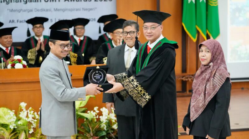 UMY Anugerahkan Penghargaan Tertinggi kepada Shamsi Ali, Imam Asal Indonesia di New York
