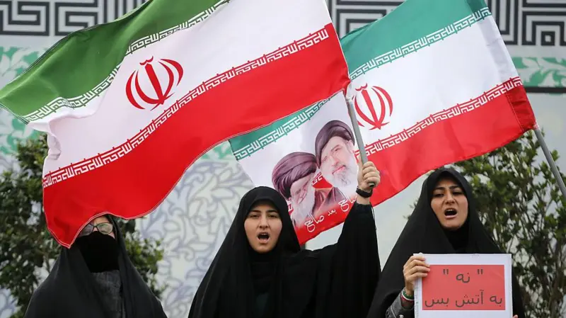 Sejumlah orang berkumpul di Lapangan Revolusi di Teheran setelah terjadi kesepakatan bersama gencatan senjata Iran dan AS. (IRNA)