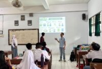 Foto dosen Ekonomi UMY saat memberikan pembelajaran inovatif tentang literasi keuangan melalui Flash Card Game kepada siswa/siswi SMAN 2 Bantul