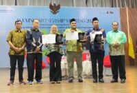 AWARD-Wamen Koperasi RI, Hj. Farida Farichah, M.Si, Bupati Blora, Dr. H. Arief Rohman, S.IP, M.Si, serta Kepala Satuan Tugas Pusat Studi Kepolisian dan Ketua Ikatan Alumni Sekolah Pascasarjana (SPs) UNNES, Irjen Pol. Dr. Susilo Teguh Raharjo, M.Si, foto bersama saat menerima Award. (Foto Ist).