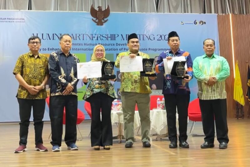 AWARD-Wamen Koperasi RI, Hj. Farida Farichah, M.Si, Bupati Blora, Dr. H. Arief Rohman, S.IP, M.Si, serta Kepala Satuan Tugas Pusat Studi Kepolisian dan Ketua Ikatan Alumni Sekolah Pascasarjana (SPs) UNNES, Irjen Pol. Dr. Susilo Teguh Raharjo, M.Si, foto bersama saat menerima Award. (Foto Ist).