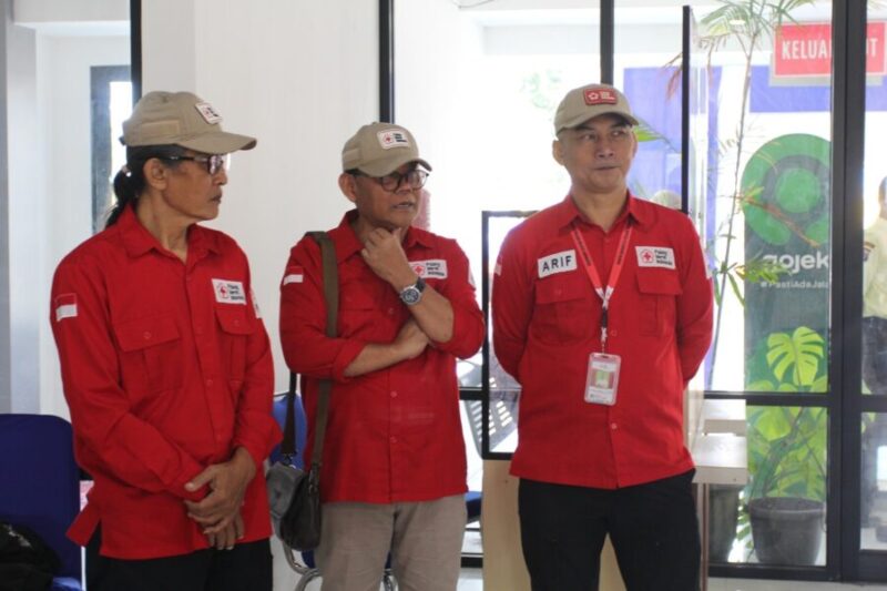 Dosen FKIK UMY sekaligus Ketua Bidang Pelayanan Darah PMI DIY (tengah) bersama rekan PMI DIY