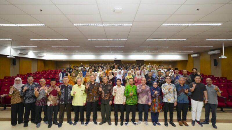 Pimpinan UMY bersama dosen dan mahasiswa berfoto bersama dalam kegiatan Syukuran QS WUR 2027 yang berhasil dicapai oleh UMY