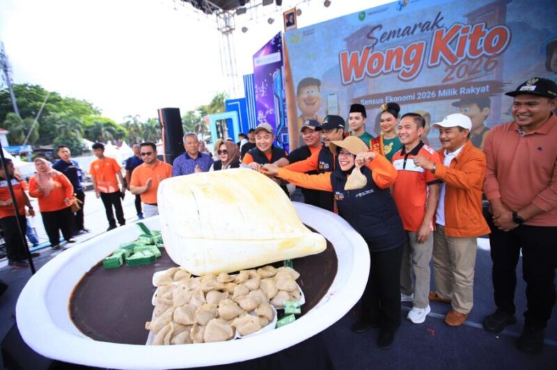 Sensus Ekonomi 2026 Sumsel Resmi Diluncurkan dengan Pemotongan Pempek Raksasa di Palembang