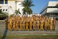 Jajaran aparatur sipil negara (ASN) daerah kompak menunjukkan gestur kepalan tangan penuh semangat saat sesi foto bersama di tangga luar ruangan kompleks perkantoran daerah