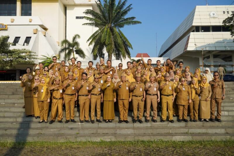 Jajaran aparatur sipil negara (ASN) daerah kompak menunjukkan gestur kepalan tangan penuh semangat saat sesi foto bersama di tangga luar ruangan kompleks perkantoran daerah