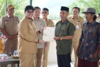 Kementerian Transmigrasi menyerahkan sebanyak 115 Sertipikat Hak Milik (SHM) kepada masyarakat transmigran UPT Saluandeang, Kabupaten Mamuju Tengah, Sulawesi Barat