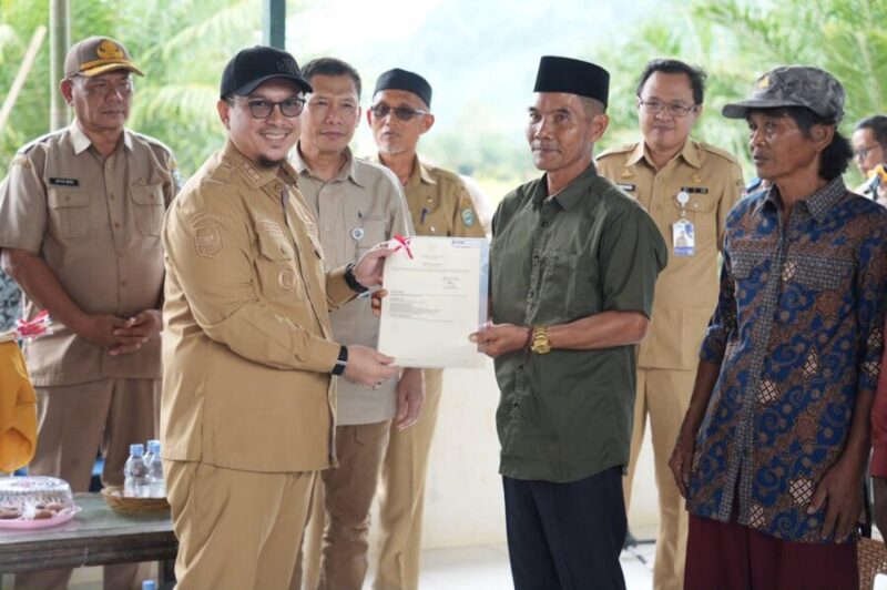 Kementerian Transmigrasi menyerahkan sebanyak 115 Sertipikat Hak Milik (SHM) kepada masyarakat transmigran UPT Saluandeang, Kabupaten Mamuju Tengah, Sulawesi Barat
