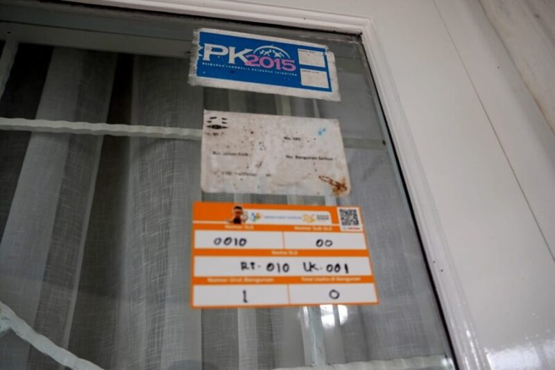 Penempelan Stiker resmi BPS pada jendela rumah warga