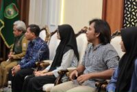 Sejumlah perwakilan dari komunitas penyandang disabilitas saat hadir dan mendengarkan arahan dalam sesi audiensi bersama Herman Deru di ruang pertemuan.