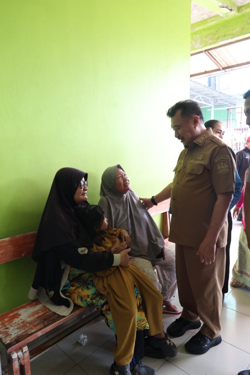 Memberi Dukungan Kepada Keluarga Korban