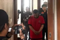 Tersangka Taufik Hidayat dalam rekonstruksi yang dipusatkan di Markas Polda Jawa Barat, Bandung, Jumat (3/7/2026). (Jennus)