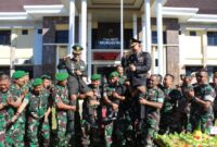Sejumlah prajurit Kodim 0707/Wonosobo menggendong bersama Dandim Letkol Inf Yoyok Suyitno (kiri) dan Kapolres Wonosobo AKBP M. Kasim Akbar Bantilan (kanan) sambil bersorak gembira di halaman Mapolres Wonosobo