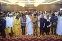 Irjen Pol. Dr. H. Sandi Nugroho, S.I.K., S.H., M.Hum. bersalaman dengan tokoh lintas agama disaksikan oleh Dr. Drs. H. Edward Candra, M.H.