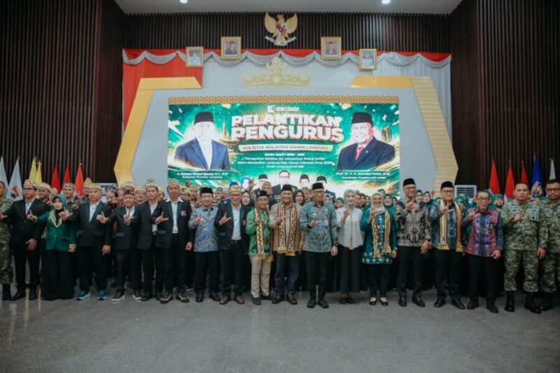 Gubernur Lampung bersama pengurus Majelis Wilayah KAHMI serta jajaran Forkopimda berfoto bersama usai prosesi pelantikan di Mahan Agung